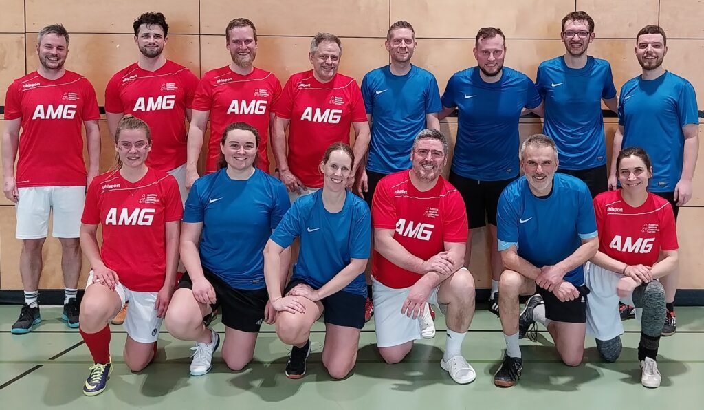 Gruppenfoto der beiden Teams nach dem Spiel